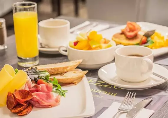 Köstliches und gesundes frühstücksbuffet