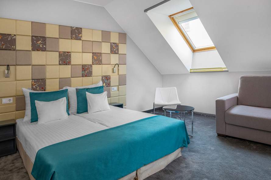  Zimmer und Suiten  Superior Mansardenzimmer mit Sofa, Hotel President